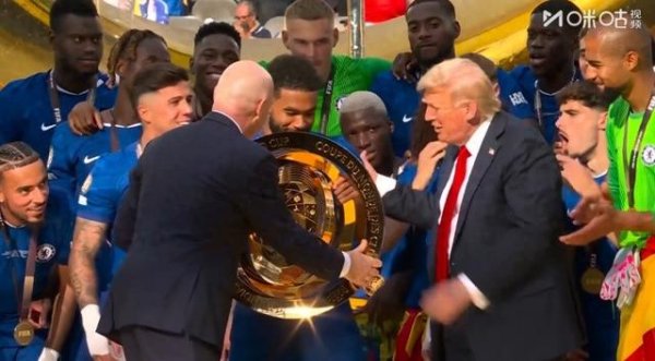 西宁股票配资平台 特朗普: FIFA做了一座新的奖杯, 旧的现在放在我办公室里